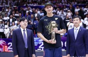 易建联四战场均28+12夺FMVP无争议！助广东创4纪录夺冠更显威名
