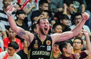 大鱼来了！CBA又一大外援获解放，李春江若能抓住广厦就可翻身