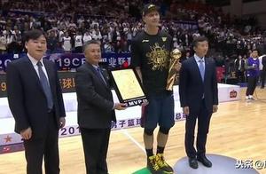 CBA夺冠之夜，苏群老师采访阿联：今后还要打多少年？