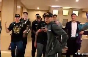 威姆斯更新INS 宏远将士夺冠后跳舞庆祝 赵睿最能跳 杜锋表情亮了