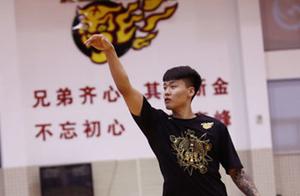 赵睿晒童年时与姚明、大巴合影：大家儿童节快乐