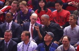 前美国总统奥巴马多伦多观战NBA总决赛-勇士逆转险胜猛龙