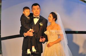 宏远三人出席韩德君婚礼，朱芳雨郭士强相谈甚欢，周鹏手拿大红包