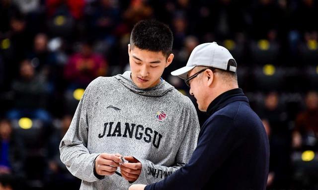 周琦受伤坐轮椅锋线无人可用?辽宁弃将绝杀赢