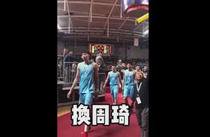 场均22.8分12个篮板2.8个盖帽，球迷还不放过周琦