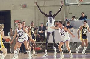 NBA能站着扣篮的“怪兽”，现役2人完成，2米31波尔场上鹤立鸡群