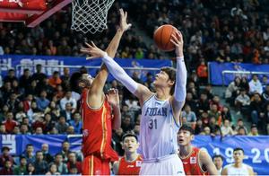 CBA最神奇球队！争议外教彻底激活王哲林，他还要拿常规赛MVP