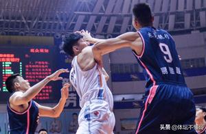 在NBA打得像娘炮，回CBA一样软，罚球8中3周琦好意思挑衅对手？