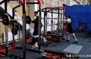 葛昭宝闫鹏飞过年加练！张学文带俩儿子当球童，5岁大儿子1米43