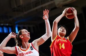 中国篮坛女版奥尼尔男友是CBA新星 19岁身高2米20，经常秀恩爱