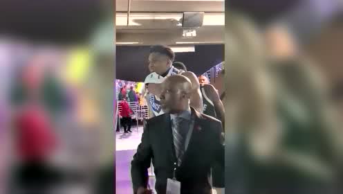 输球还要受气？ 字母兄弟赛后退场时与一名球迷激烈争吵