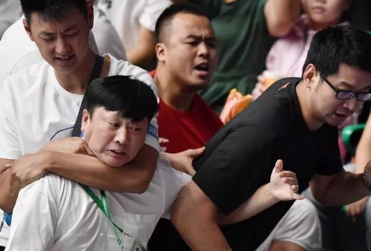 全运会女排赛场冲突现场组图